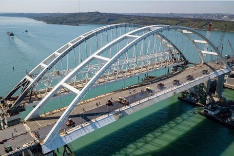Росія почала укладати рейки на мосту через Керченську протоку з боку окупованого Криму