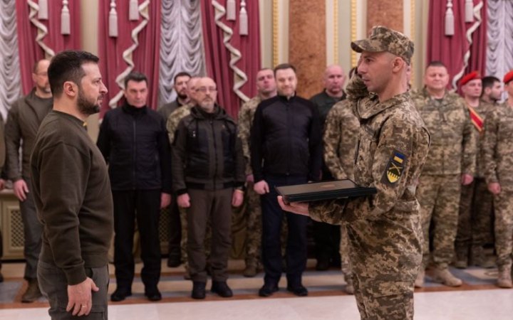 Зеленський присвоїв звання Героя України, вручив бойові прапори та почесні найменування 