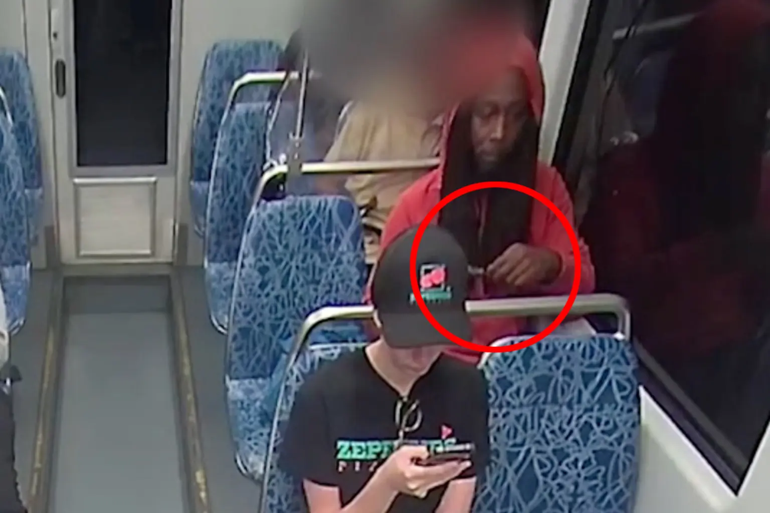 Нападник витягає складений ніж