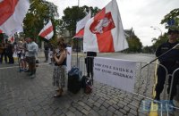 Лукашенка в Києві зустріли біло-червоно-білими прапорами і пікетом на підтримку засудженого бійця АТО