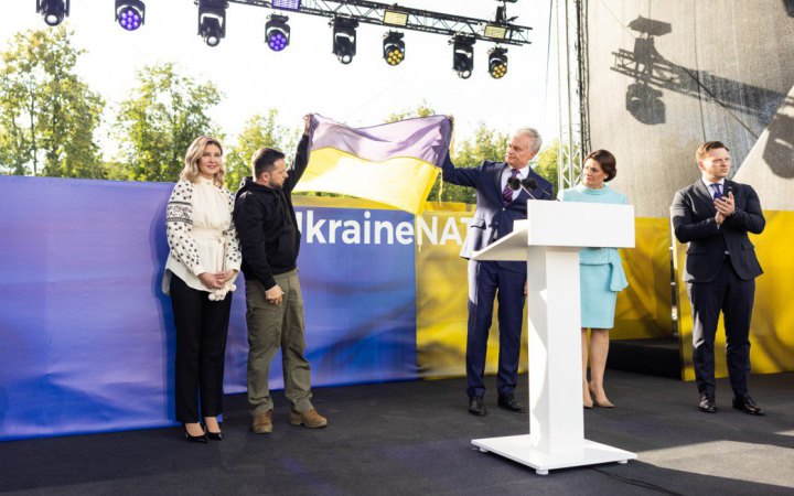 Зеленський привіз на концерт до Вільнюса прапор України з Бахмута