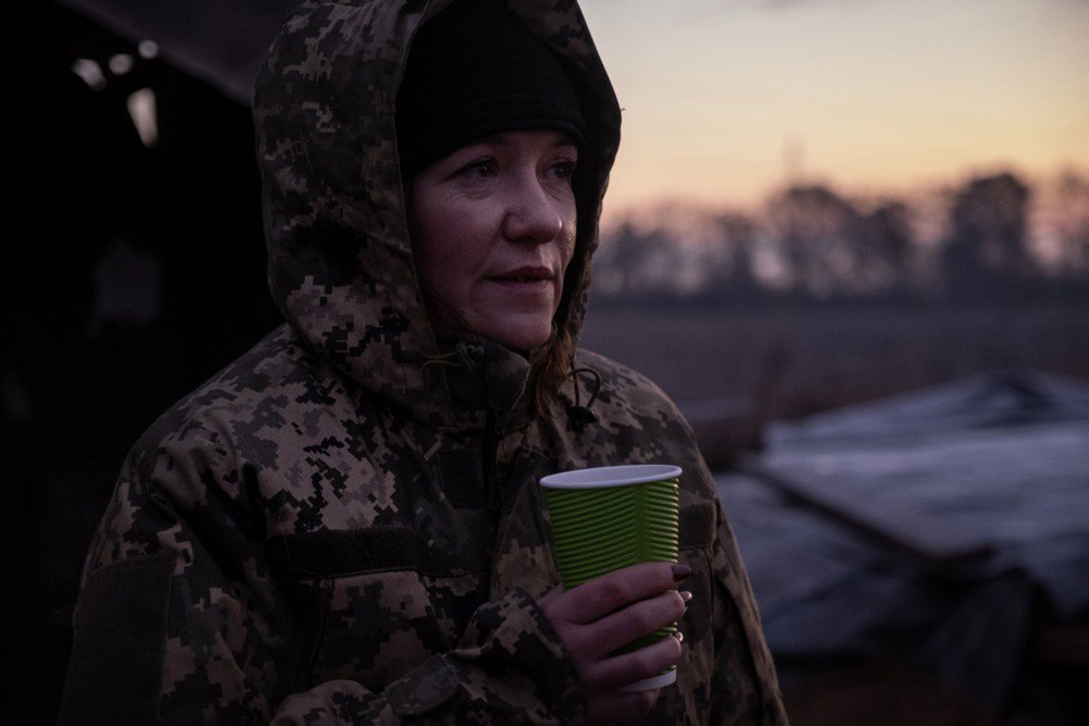  Марина, командир мобільної групи ППО, п’є каву на світанку після нічного чергування, 18 листопада 2024 р.