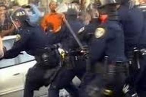 Испанская полиция дубинками пыталась усмирить толпу протестующих
