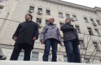 Оппозиционные лидеры митингуют в Харькове с крыши автобуса