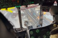 З'явилося відео прориву українських вертольотів до Азовсталі