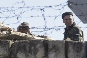 В Бахчисарае вооруженные люди захватывают военную часть