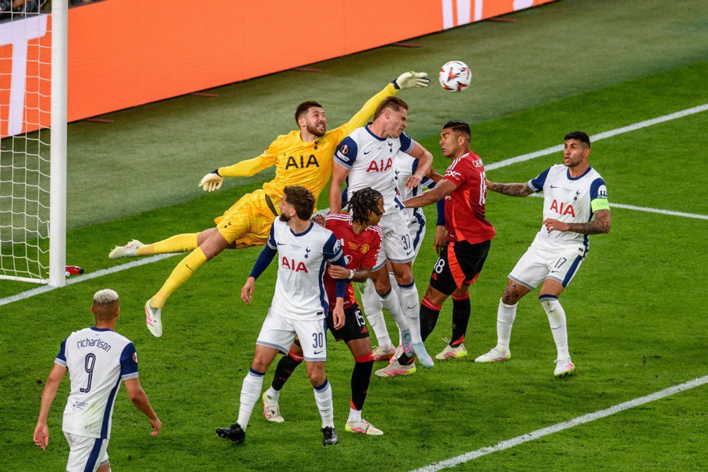 Голкіпер &quot;Тоттенгема&quot; Вікаріо намагається зафіксувати м'яч під час подачі