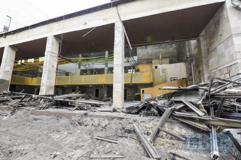 У Києві почали демонтаж модерністської будівлі "Квітів України", роботи зупинили активісти (оновлено)