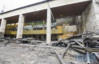 У Києві почали демонтаж модерністської будівлі "Квітів України", роботи зупинили активісти (оновлено)