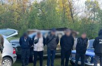 Поблизу кордону з Румунією затримали два автомобілі з порушниками