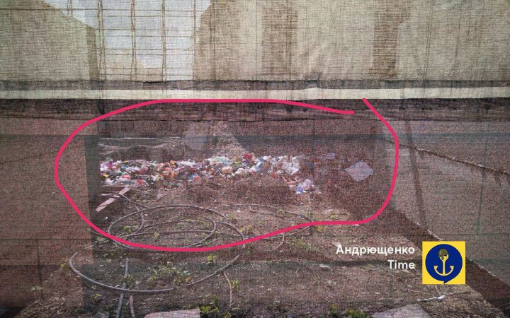 Окупанти скидають сміття на руїни театру в Маріуполі