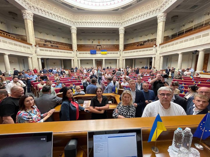 Нардепи заблокували трибуну після провалу перемйенування