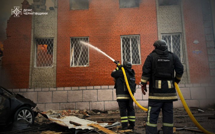 Росіяни вдарили по будівлі податкової у Новгород-Сіверському