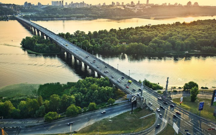 Комунальники ліквідували пошкодження тепломережі на мосту Патона в Києві