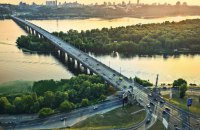 Комунальники ліквідували пошкодження тепломережі на мосту Патона в Києві