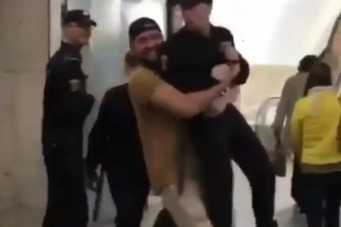 В России оштрафовали мужчину, который поднял росгвардейца на руки в метро
