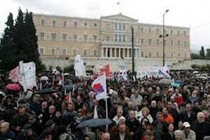 Тысячи греков протестуют против сокращения расходов