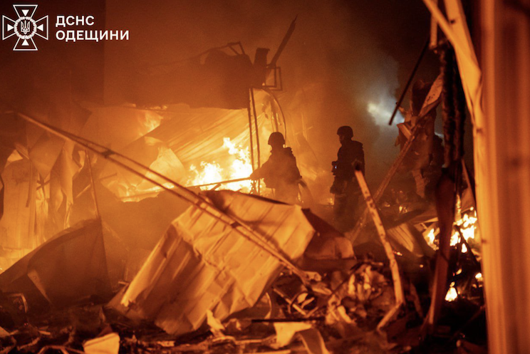 Удар по Одесі спричинив пожежу 