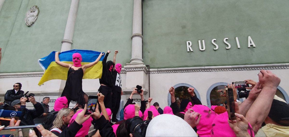 Акція <i>Pussy Riot</i> під Російським павільйоном