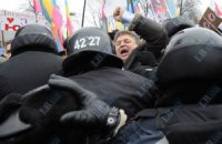 Сторонники Тимошенко сломали ворота Апелляционного суда, а бютовцы подрались с "Беркутом"