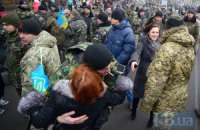 Бойцов АТО в Киеве встретили конфетами и цветами