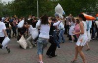 У центрі Луганська билися подушками