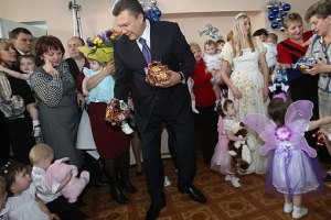 Янукович призывает взрослых задуматься о детях