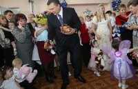 Янукович призывает взрослых задуматься о детях