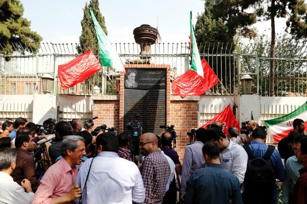 Протестующая доска на воротах бывшего посольства США в Тегеране
