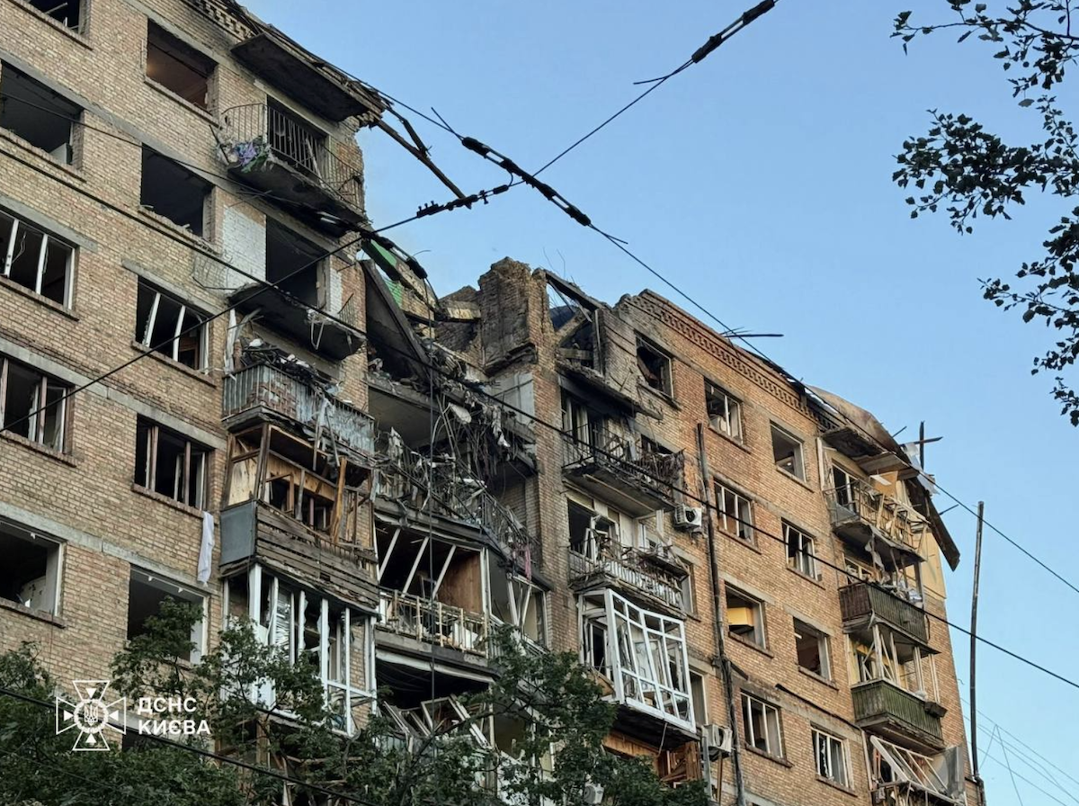 Житлові будинки пошкоджені внаслідок атаки на Київ
