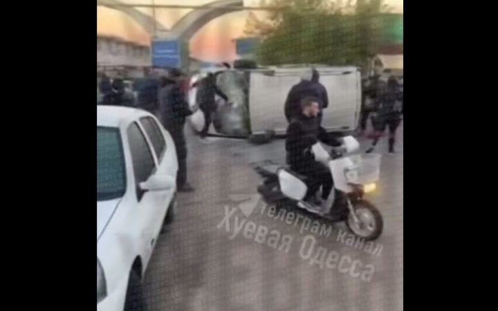 На Одещині на ринку “7-й кілометр” натовп напав на військових ТЦК та перекинув їхній автомобіль
