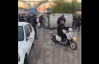 На Одещині на ринку “7-й кілометр” натовп напав на військових ТЦК та перекинув їхній автомобіль