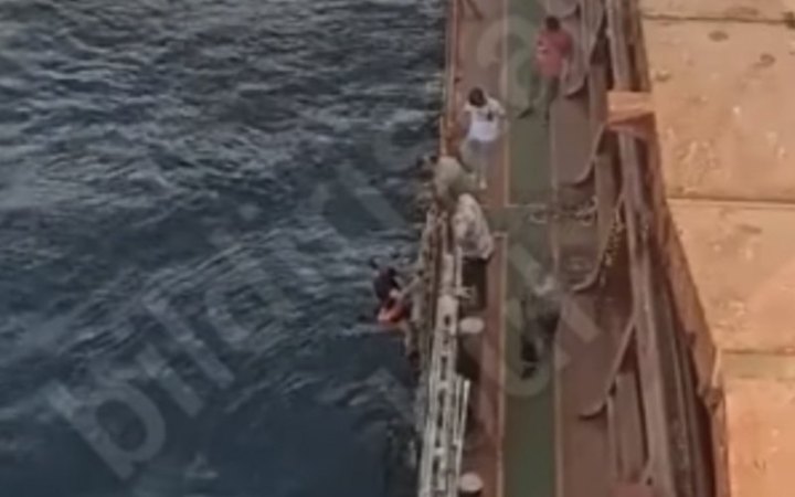 Біля берегів Туреччини вантажне судно підібрало українського моряка, який дивом вижив після падіння з корабля