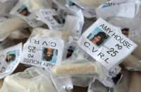 Бразильские наркоторговцы поместили фото Уайнхаус на упаковки кокаина