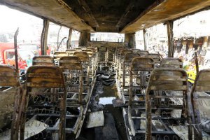 Учасники антиурядових акцій в Бангладеш підпалили автобус: 4 жертви