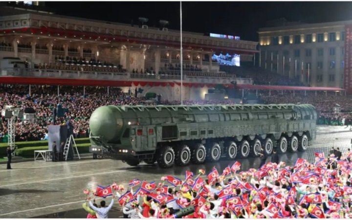 Reuters: лідер КНДР Кім Чен Ин продемонстрував нову міжконтинентальну ракету "Хвасон"