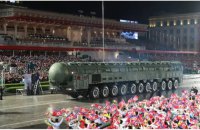 Reuters: лідер КНДР Кім Чен Ин продемонстрував нову міжконтинентальну ракету "Хвасон"