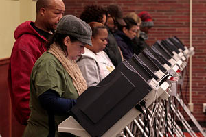 США: первые избиратели проголосовали сразу после полуночи