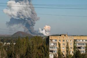 У Донецьку чутно залпи і вибухи, - міськрада