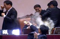 В парламенте Южной Кореи распылили слезоточивый газ