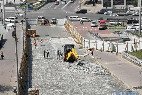 На Институтской коммунальщики начали разбирать брусчатку до завершения следственных действий ГПУ (обновлено)