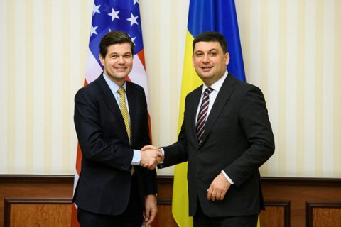 Помощник госсекретаря США Митчелл прибыл в Украину и провел встречу с Гройсманом