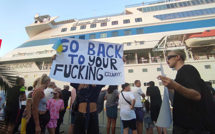 Протестувальники прогнали з Батумі лайнер з російськими туристами