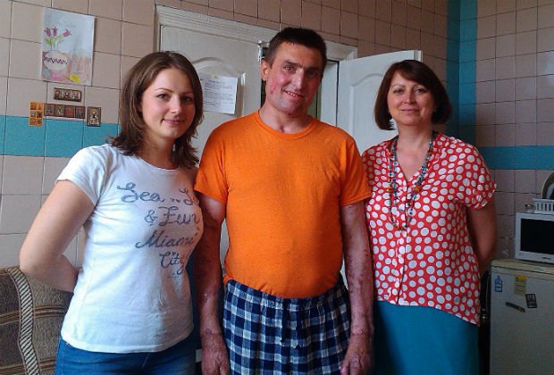 Елена Егорова (слева) и Оксана Савченко (справа) вместе с одним из пострадавших Романом Огурковским