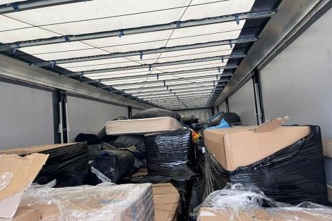 Львівські митники затримали чоловіка, який перевозив незареєстрований вантаж як "гуманітарну допомогу" 