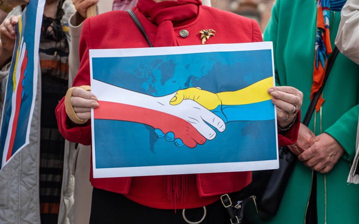 Україна відкидає інсинуації щодо участі у “поваленні” нинішнього уряду Польщі, - МЗС