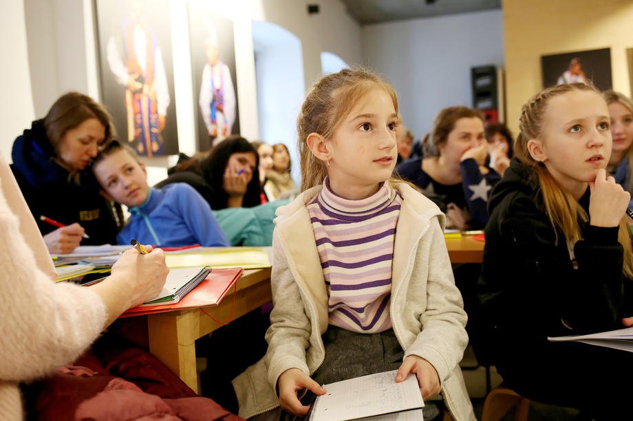 Урок польської мови для українських родин, котрі втекли від війни.