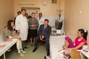 Янукович відвідав постраждалих від вибуху дітей