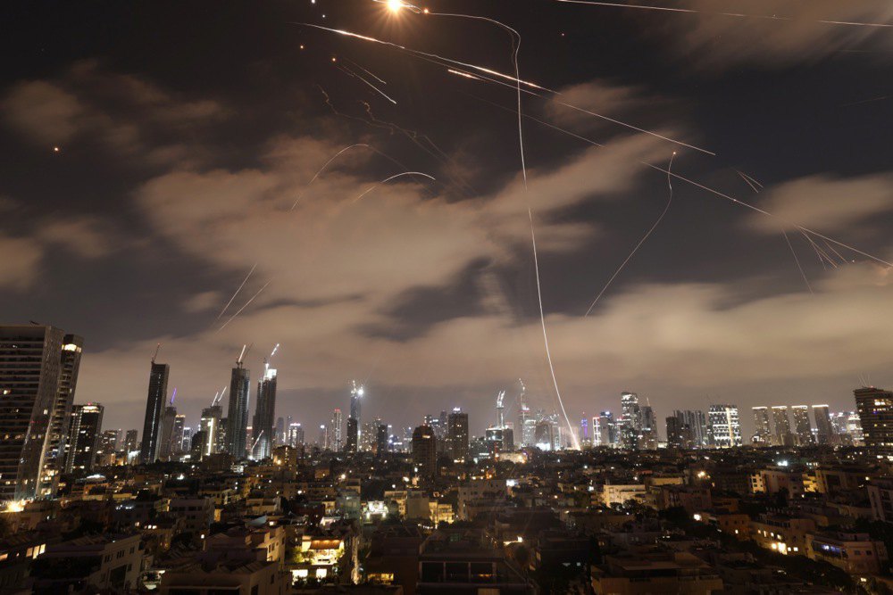 Ізраїльська система протиповітряної оборони Залізний купол перехоплює балістичні ракети, випущені з Ірану над Тель-Авівом