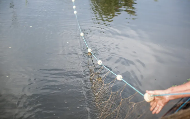 На Сумщині російський дрон влучив у човен із рибалками